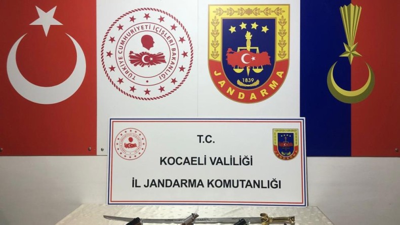 İki eve operasyon; Silahlar ve kılıç ele geçirildi