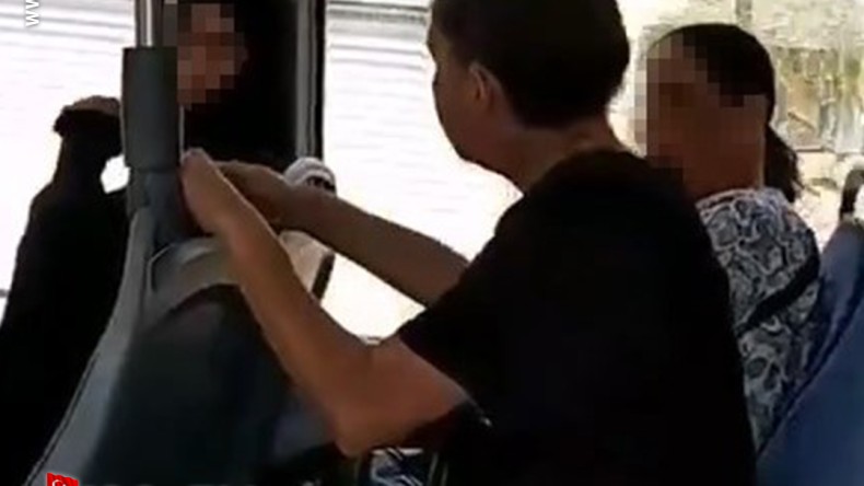 Tesettürlü kadına otobüste çirkin saldırı: “Peçeni al git”