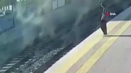 Hareketli saatler: Tren gelirken raylara atladı