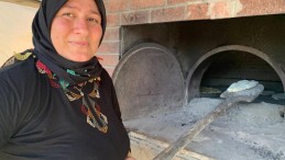 Taş fırından çıkan asırlık lezzet: Türkü ve sohbet eşliğinde mancarlı pide yapıyorlar