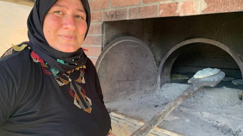 Taş fırından çıkan asırlık lezzet: Türkü ve sohbet eşliğinde mancarlı pide yapıyorlar