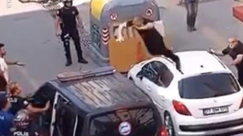 Örümcek adam gibi araçların üzerinden atladı, ortalığı karıştırdı