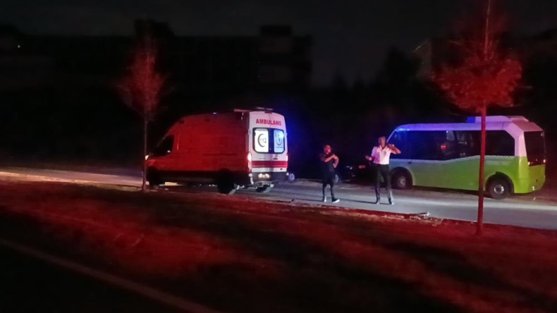 Yolun karşısına geçen şahsa halk otobüsü çarptı