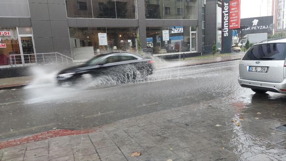 Kocaeli’de yağmur hayatı olumsuz etkiledi, caddeler sular altında kaldı