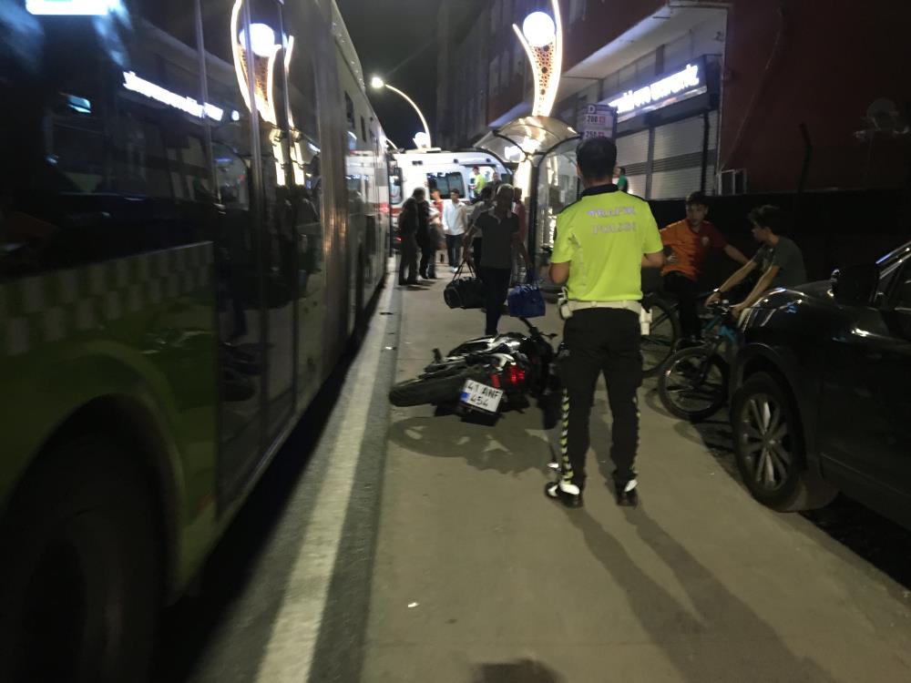 Alkollü motosikletli otobüsten inen yolcuya çarptı