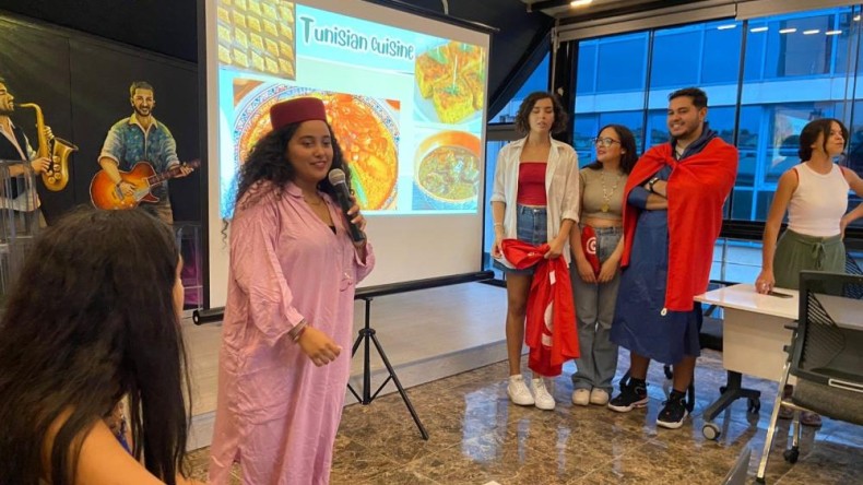 8 farklı ülkeden genç uluslararası kültür gecesinde buluştu