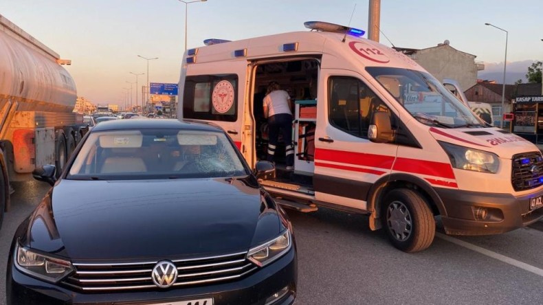 Üst geçidi kullanmadı otomobil çarptı