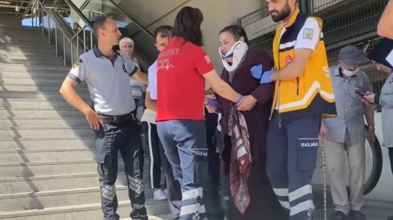 Dengesini kaybeden kadın yürüyen merdivenden düştü