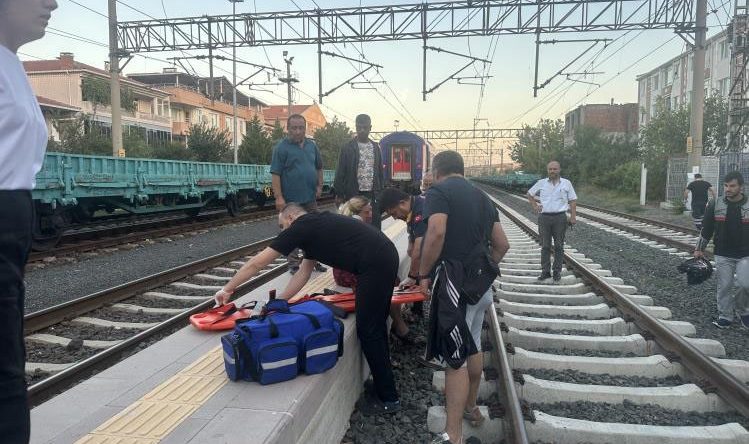 Hareket eden trenden atlayan kadın ölümden döndü