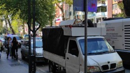 Kağıt toplayıcı kamyonetten düştü