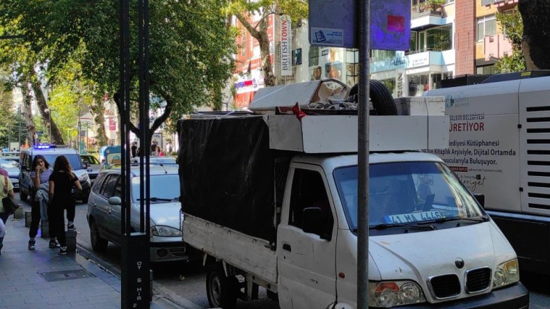 Kağıt toplayıcı kamyonetten düştü