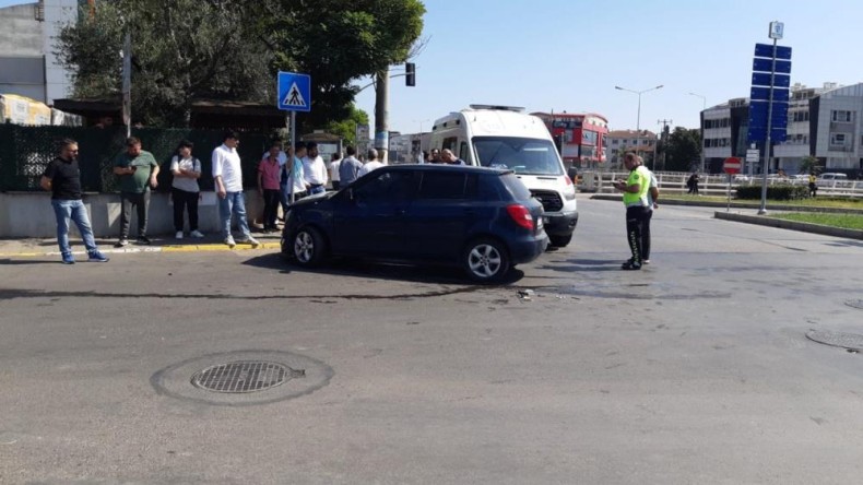 Minibüsle otomobil çarpıştı: Yaralılar var