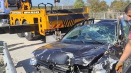 Otomobil dere yatağına düştü: Yaralı var