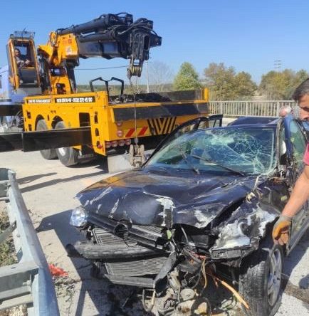 Otomobil dere yatağına düştü: Yaralı var