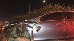 Otomobil bariyerlere çarparak takla attı: 3 yaralı