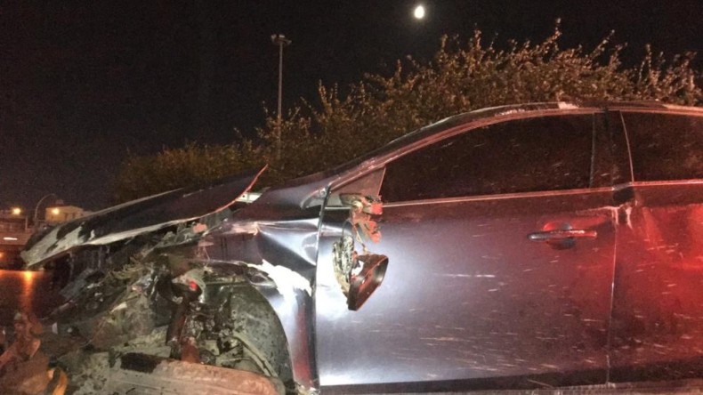 Otomobil bariyerlere çarparak takla attı: 3 yaralı