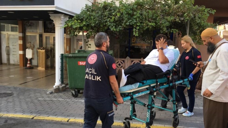 Lise öğrencisine otomobil çarptı, hastaneye kaldırıldı