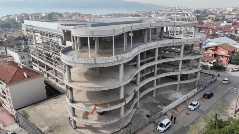 Kongre Merkezi olacaktı bitirilemedi, Belediye Binası oluyor