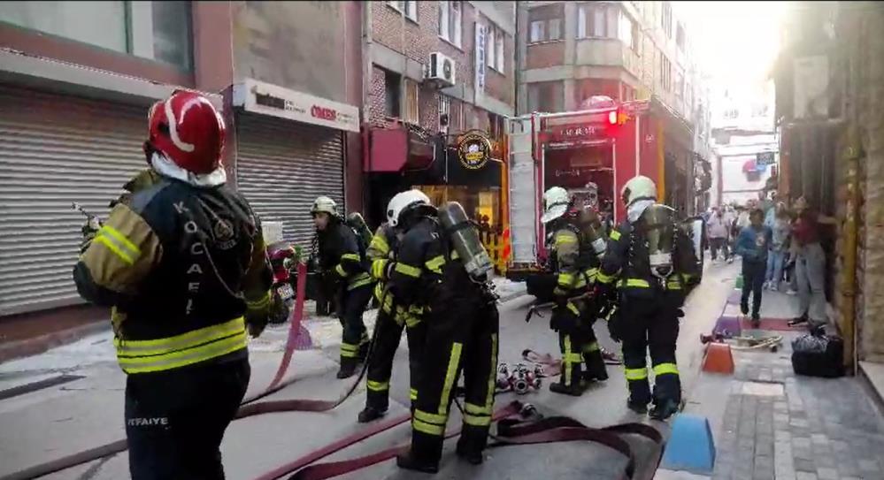 İzmit’te yangın: Mahalleli sokağa döküldü