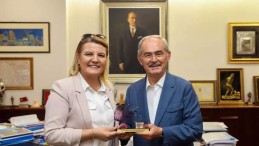 Başkan Hürriyet Yılmaz Büyükerşen’e Altın Pişmaniye ödülünü takdim etti