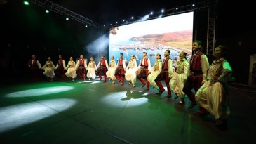 Anadolu’nun tüm renkleri Derince’de; Ayakta alkışlandı