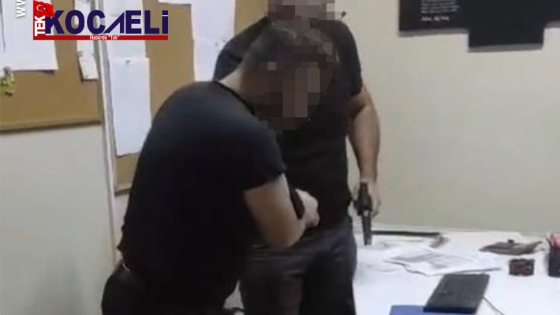 Öğretmen dehşet saçtı: Silahın kabzasıyla vurdu