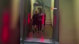 Şortlarını indirerek fotoğraf çektirdiler