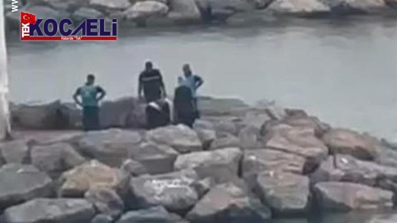 Genç kadın kayalıklardan kayıp düştü