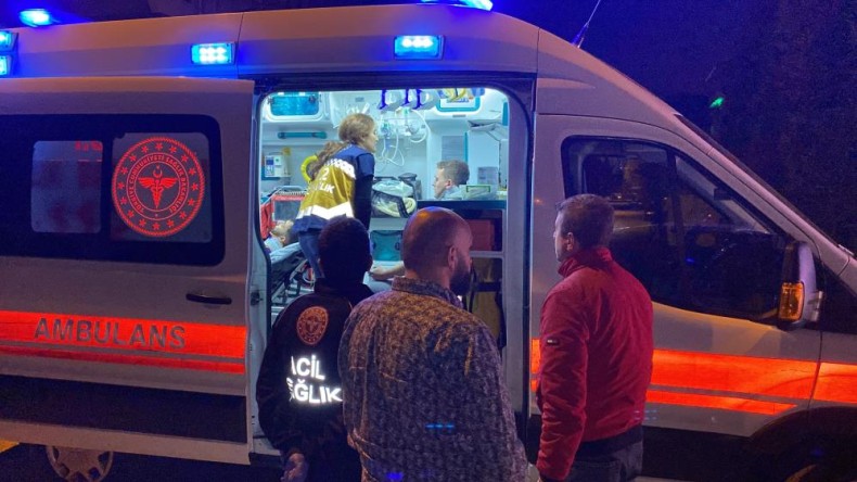 Servis minibüsü ile otomobil çarpıştı: 3 yolcu yaralı