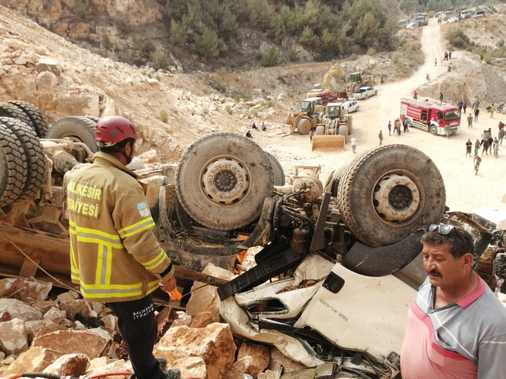 Hafriyat kamyonu uçuruma devrildi: 2 kişi öldü