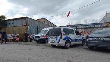 Hurda malzemelerinin altında kalan genç hayatını kaybetti