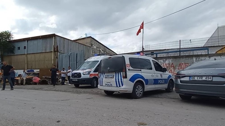 Hurda malzemelerinin altında kalan genç hayatını kaybetti