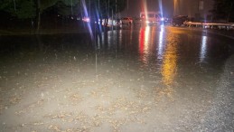 Sokaklar sular altında kaldı, 3 araç arıza yaptı