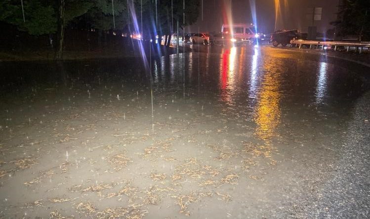 Sokaklar sular altında kaldı, 3 araç arıza yaptı