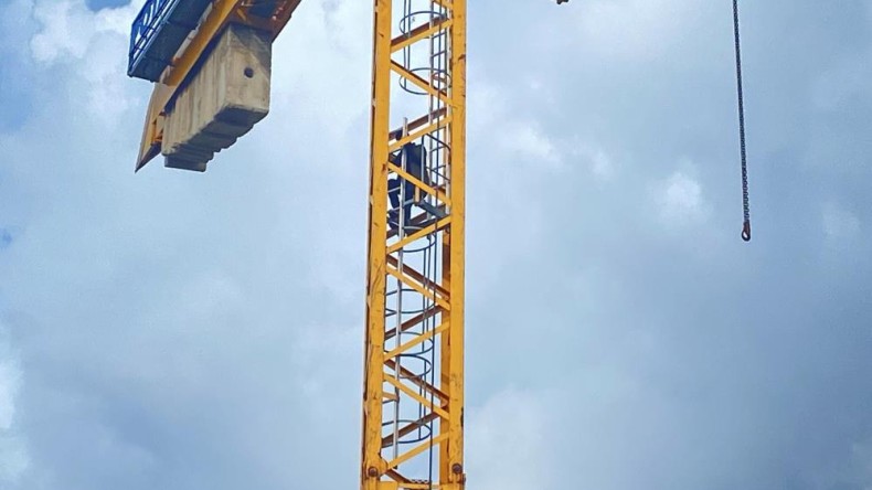 Metro İnşaatında grev: İşçiler kule vincin üstüne çıktı