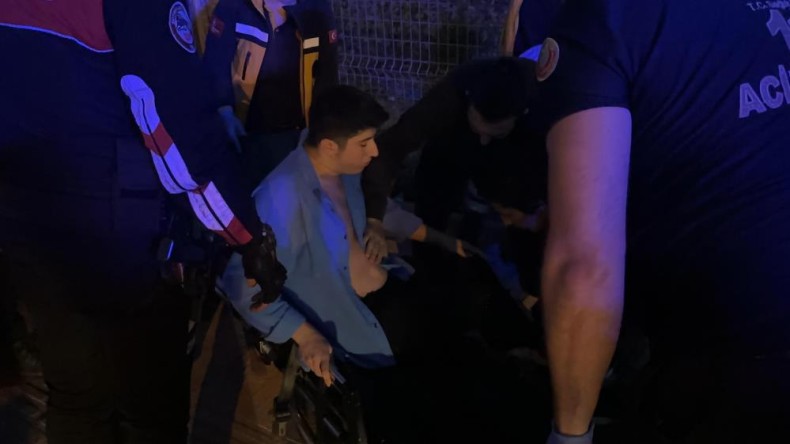 Otobüs durağında tartıştığı kişiyi bıçakladı