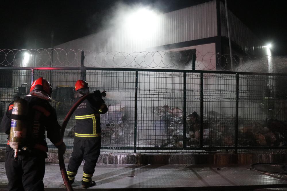 Geri dönüşüm tesisinde patlama: Alevler yükseldi