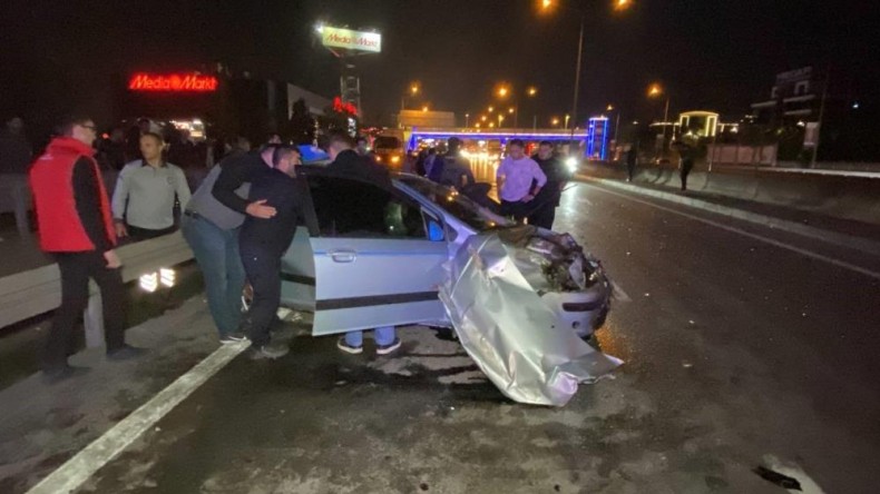 Tırın çarptığı otomobil kağıt gibi ezildi: 1’i çocuk 5 yaralı