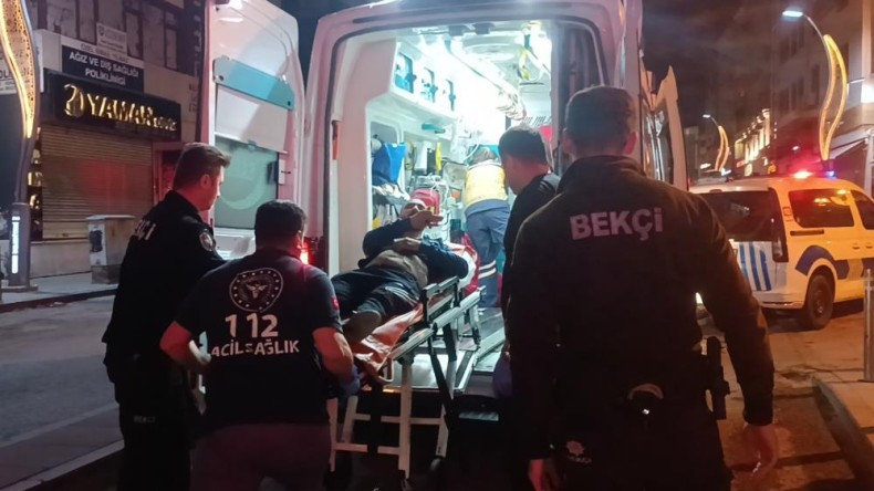 Kafede çıkan kavga sokağa taştı : 3 kişi bıçaklandı