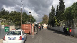 TIR, fabrika duvarını yıkarak devrildi