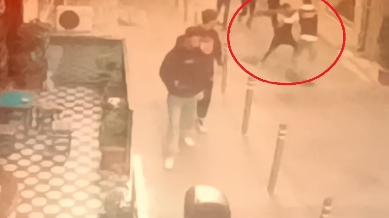 Sokakta karşılaştığı arkadaşı tarafından bıçaklandı