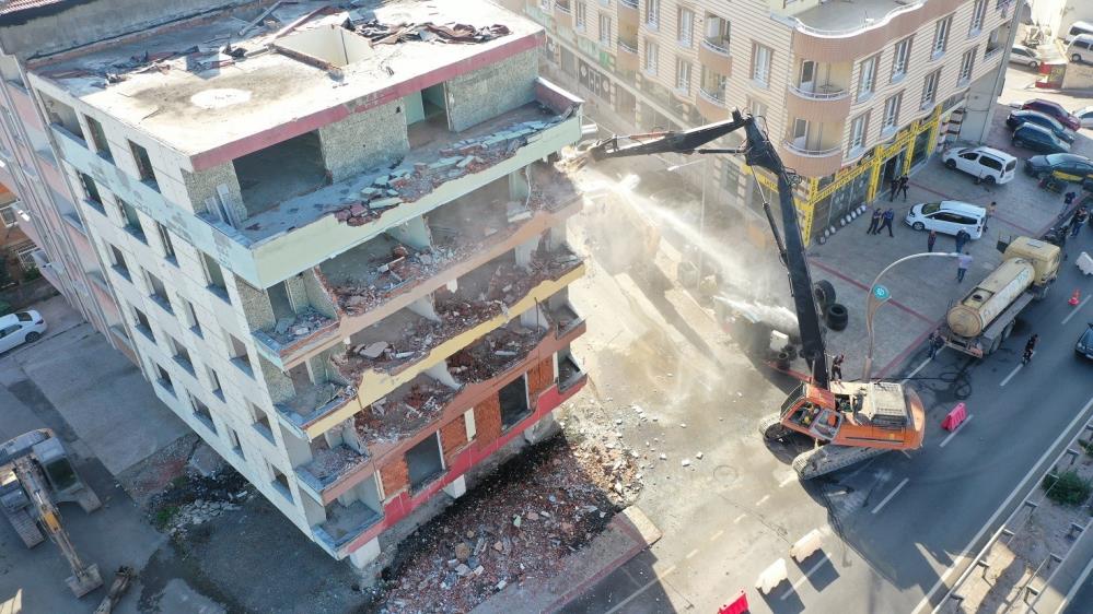 Körfez’de 5 katlı riskli bina yıkıldı