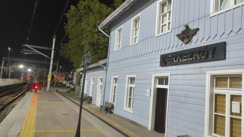 Raylara düşen talihsiz adam feci şekilde can verdi