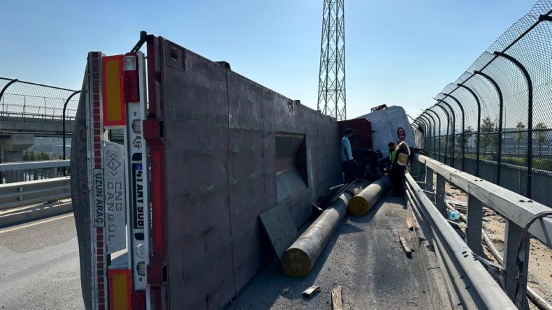 TIR devrildi: Sürücü hastaneye kaldırıldı