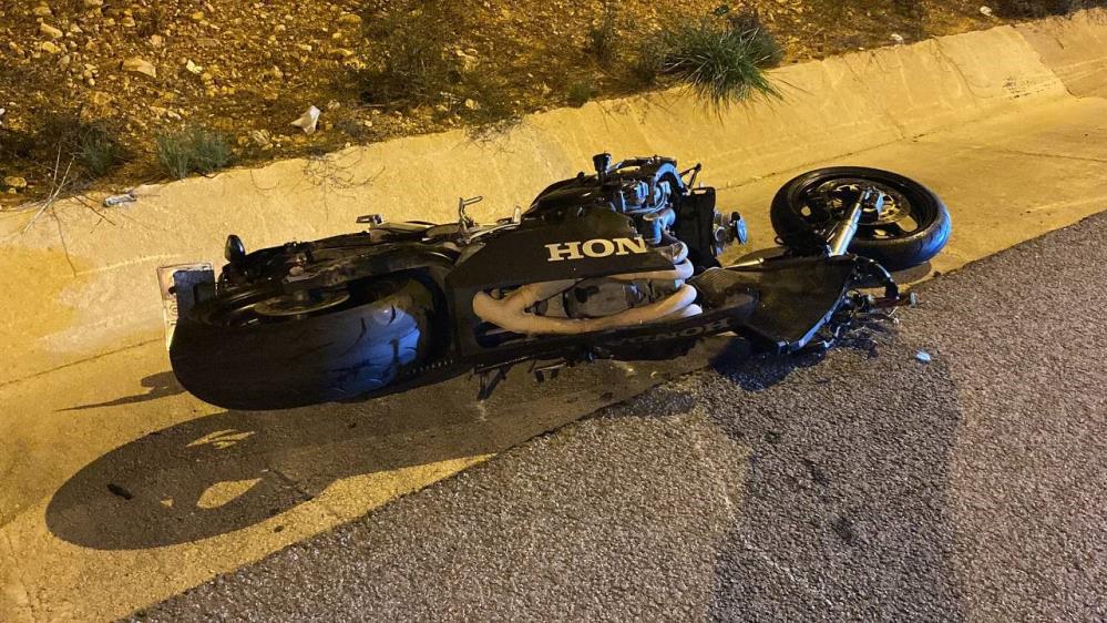 Tıra çarpan motosikletin sürücüsü hastanede hayatını kaybetti