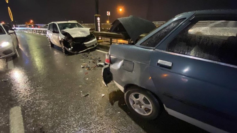 İzmit’te kaza: 4 araç birbirine girdi, ağır yaralı var