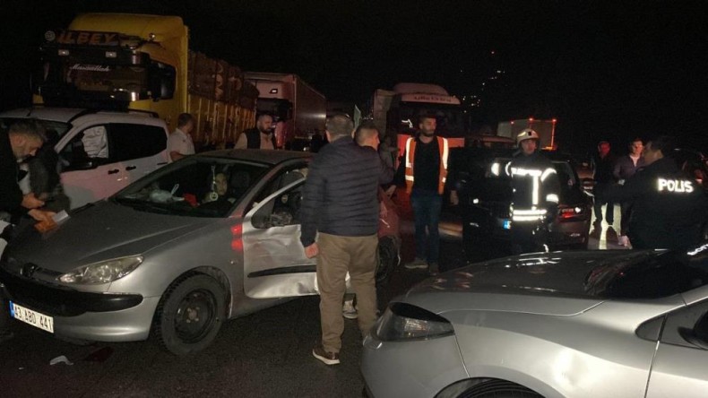 Kocaeli’de ortalık savaş alanına döndü: 26 araç kazaya karıştı