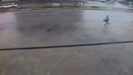 Otomobilin çarptığı hukuk öğrencisi metrelerce savruldu