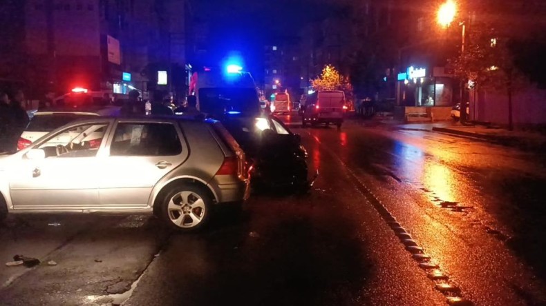 Kayan otomobil başka otomobile çarptı: 3 yaralı