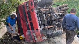 Kartepe’de kamyonet devrildi: Yaralılar var